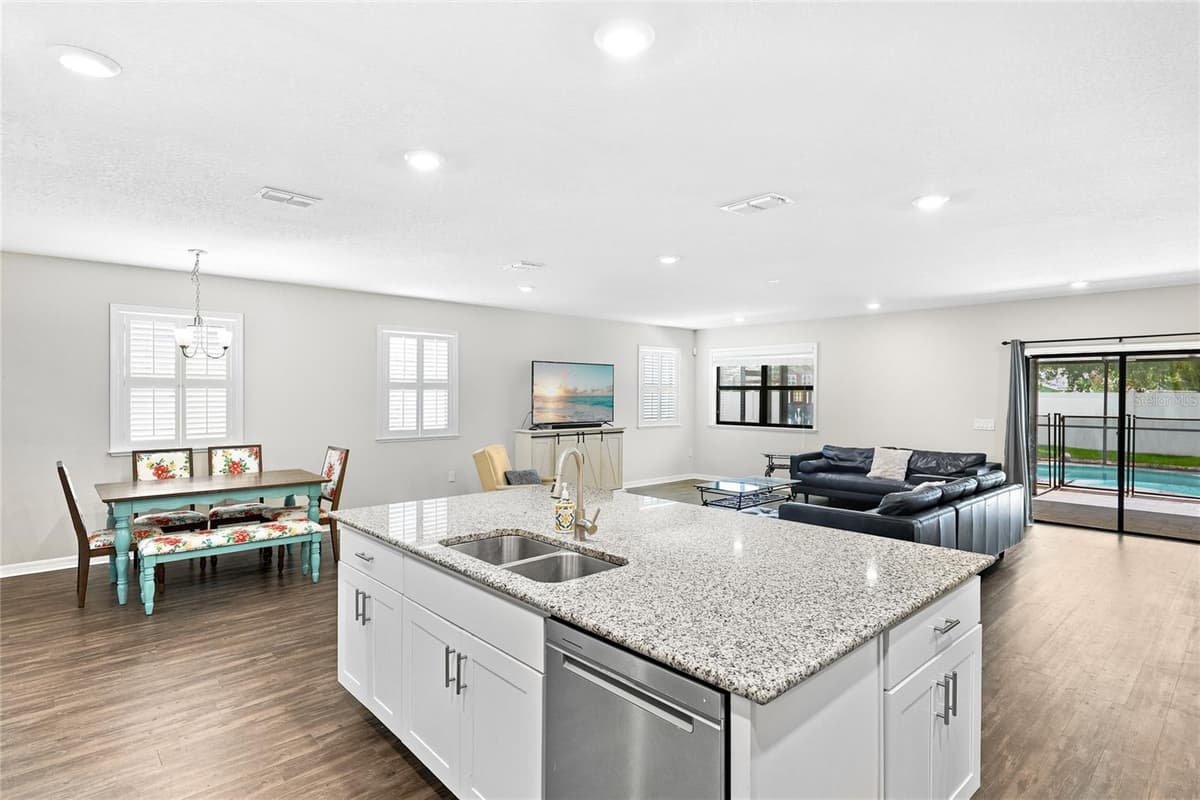 4014 LINDEVER LANE — photo 9 of 52