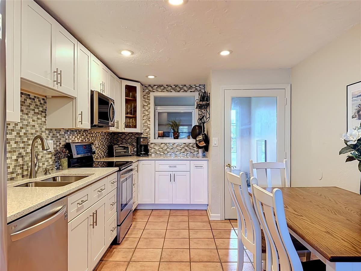 202 PEACOCK LANE — photo 5 of 66