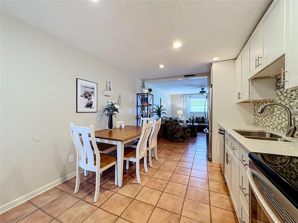 202 PEACOCK LANE — photo 8 of 66