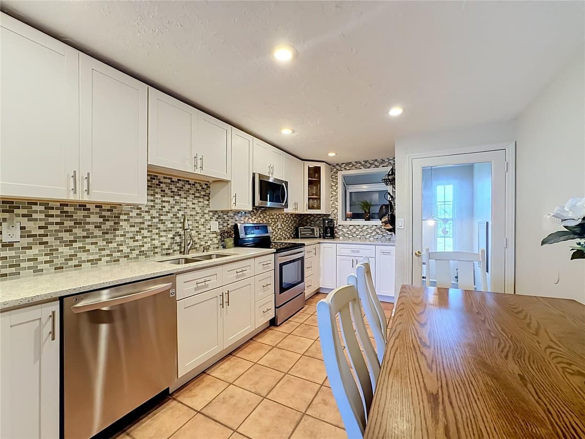202 PEACOCK LANE — photo 3 of 66