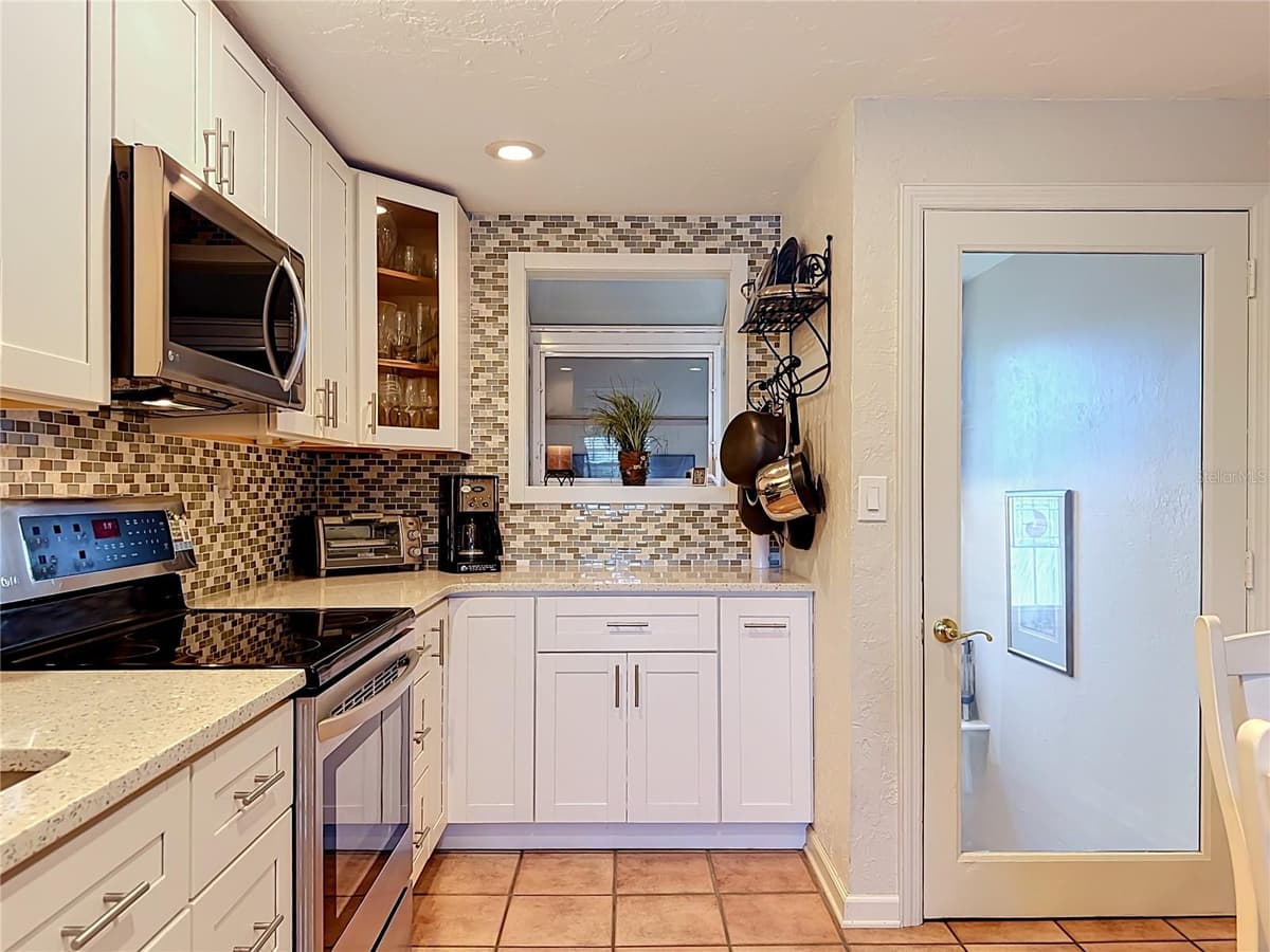 202 PEACOCK LANE — photo 4 of 66