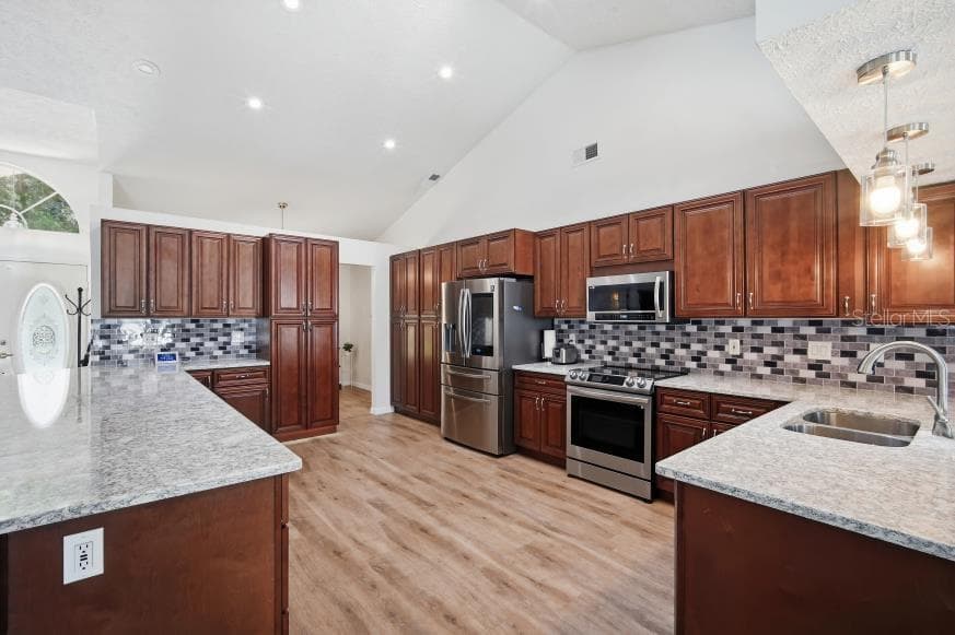 483 LINCOLN AVENUE — photo 8 of 41