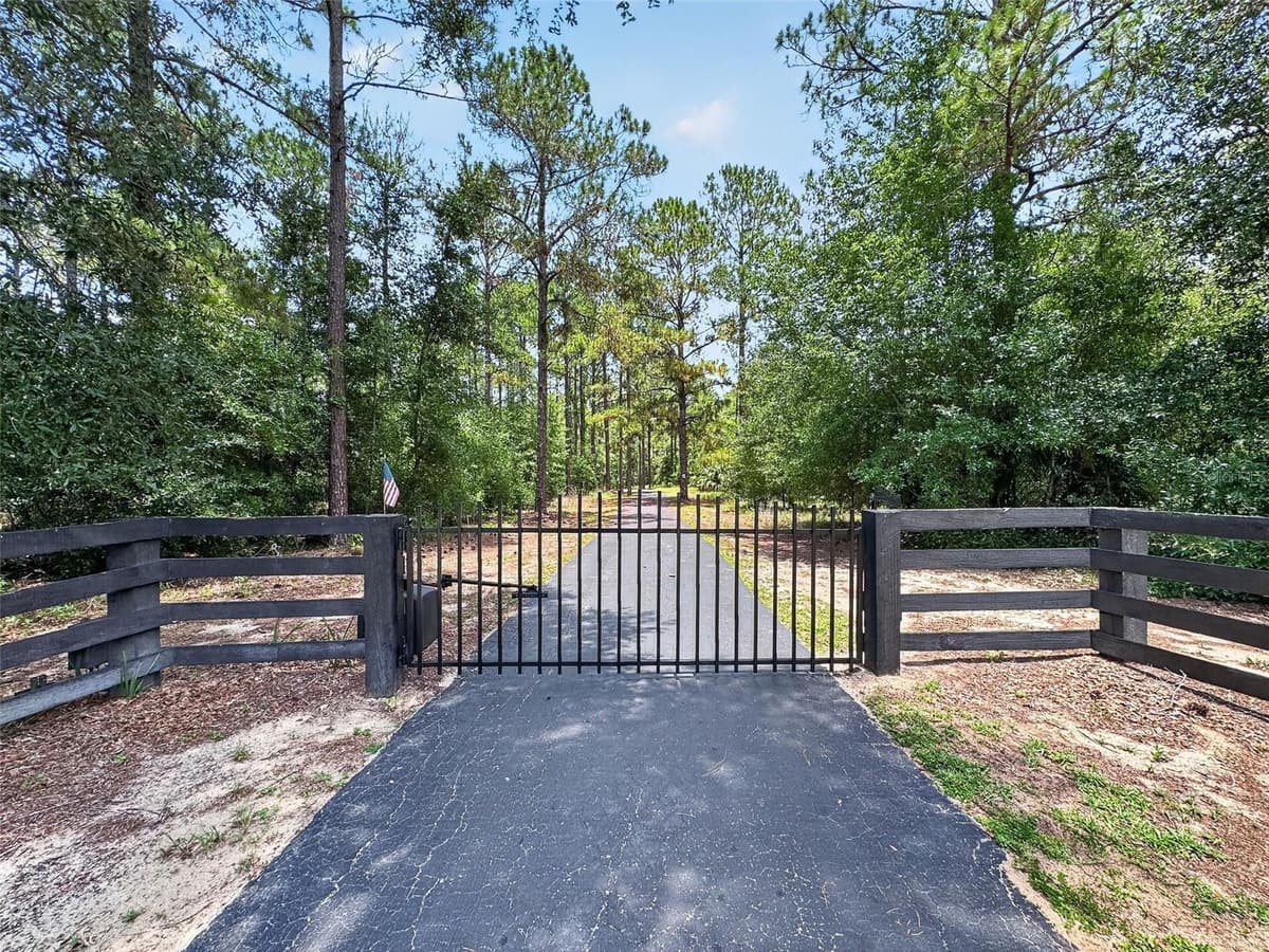 22625 LAKE SENECA ROAD — photo 4 of 62