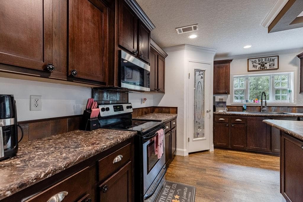 24821 OLD DEER ROAD — photo 9 of 40