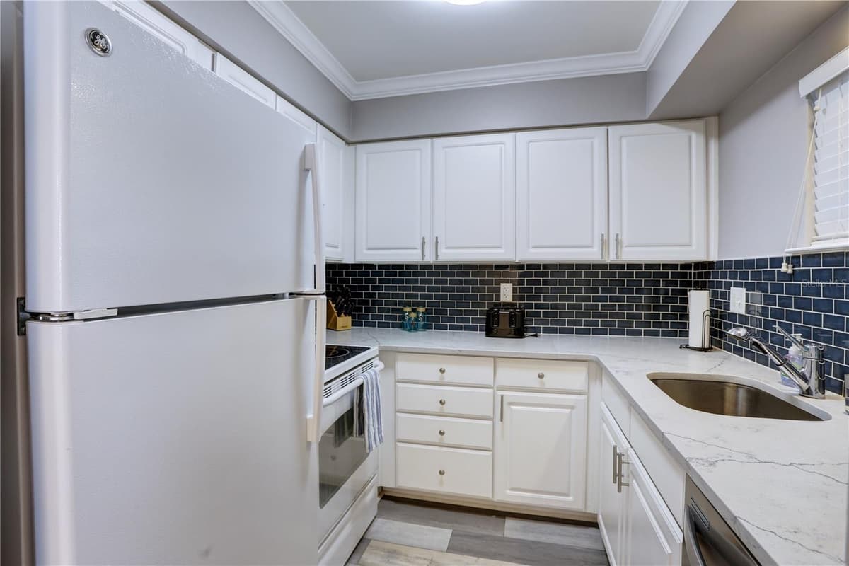 19417 GULF BOULEVARD — photo 10 of 15