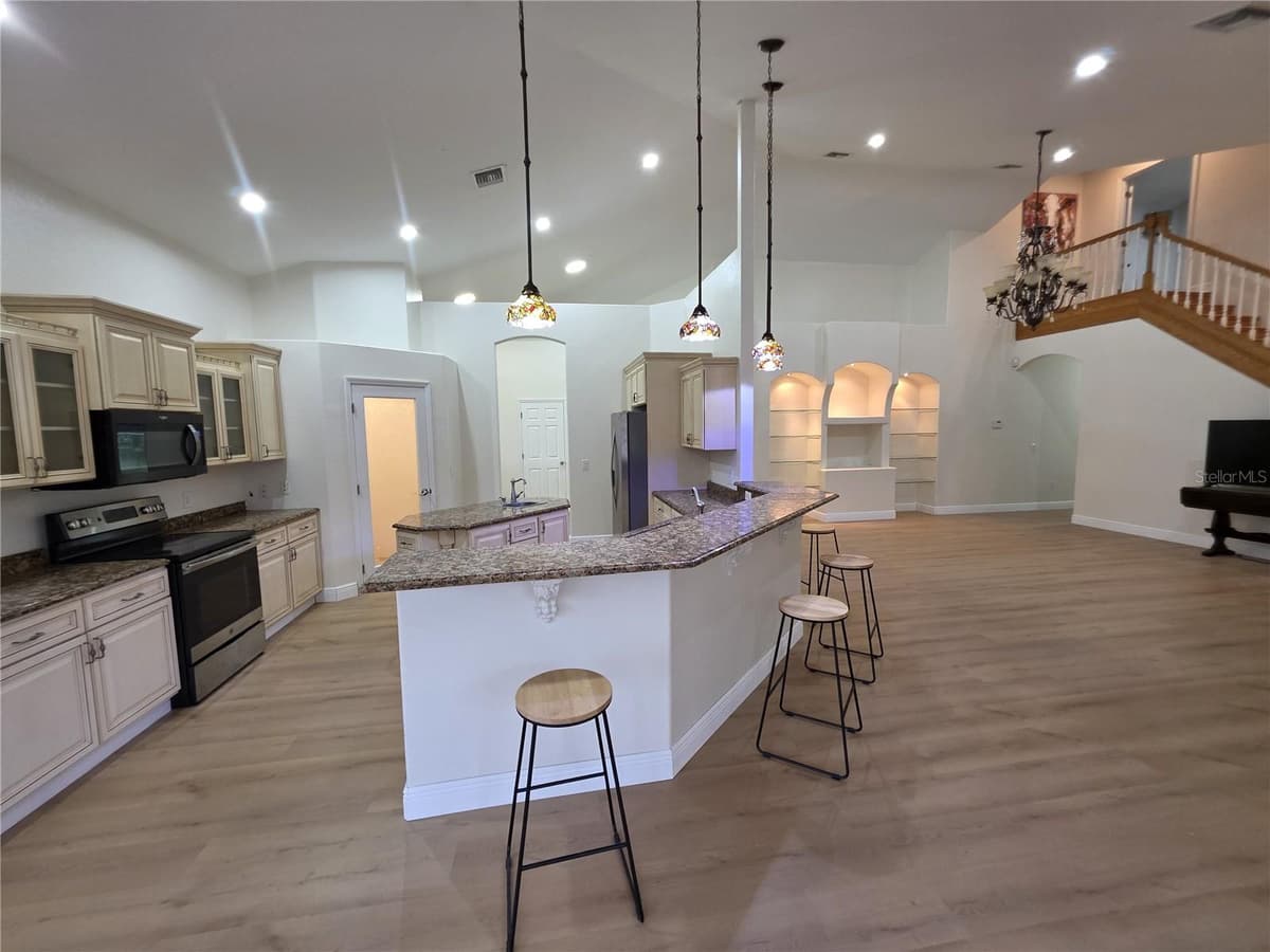 837 LILY STREET — photo 15 of 41