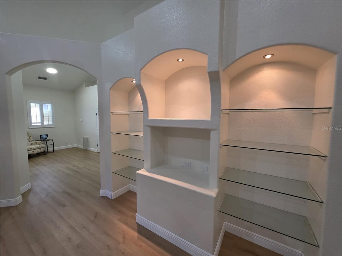 837 LILY STREET — photo 13 of 41
