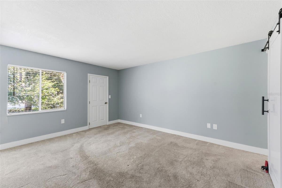 126 CYPRESS COURT — photo 9 of 23