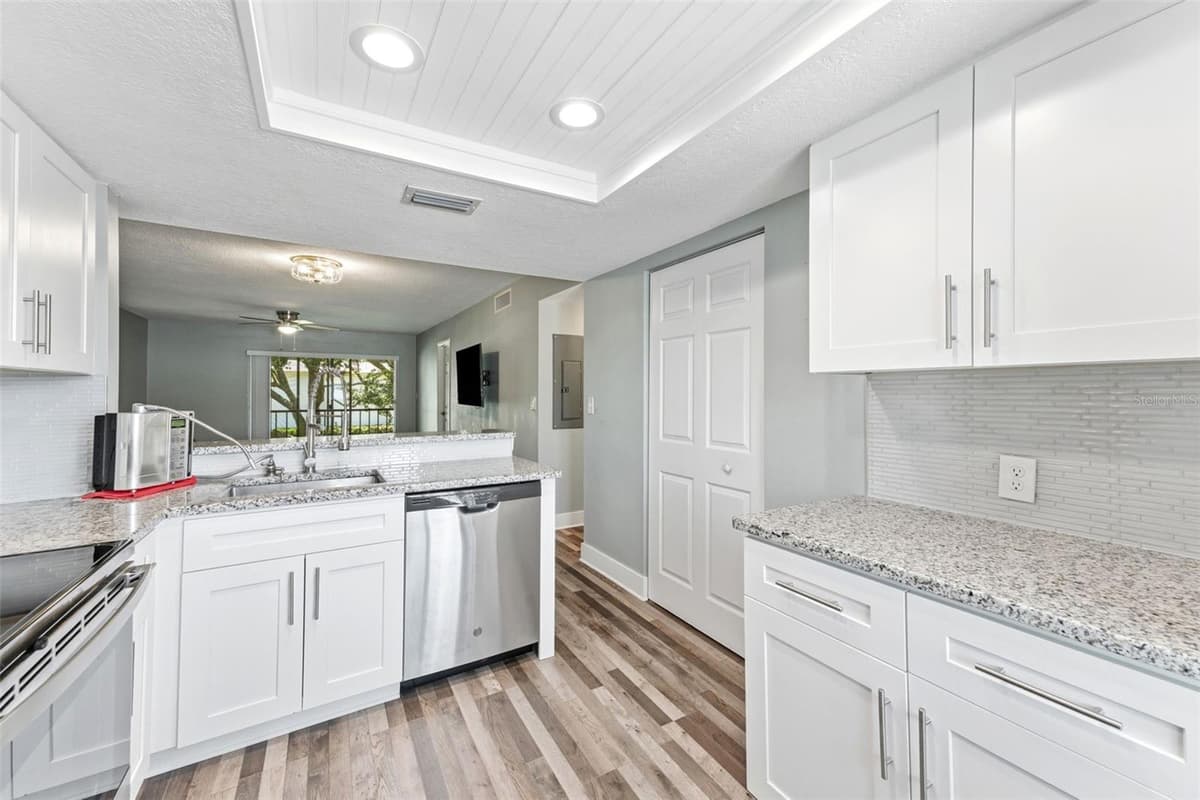 126 CYPRESS COURT — photo 8 of 23