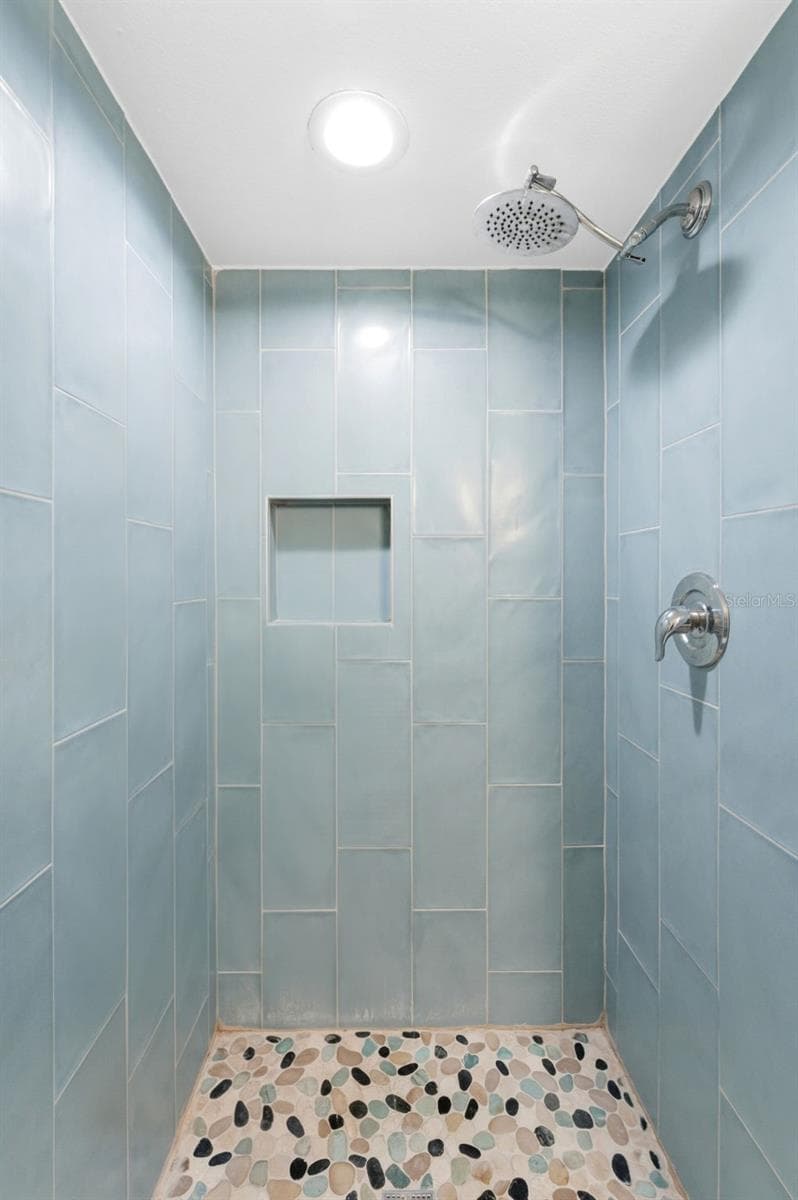126 CYPRESS COURT — photo 13 of 23