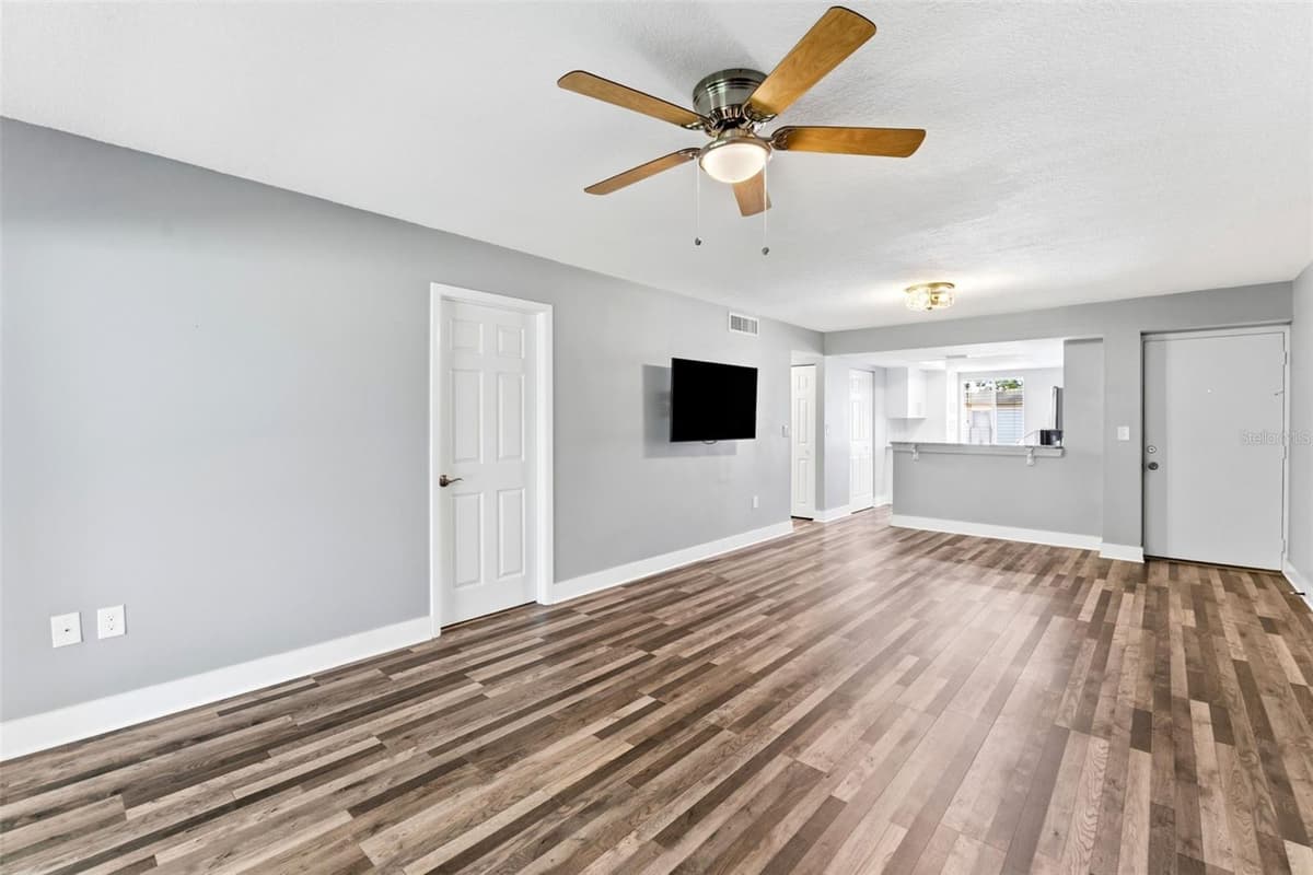 126 CYPRESS COURT — photo 3 of 23