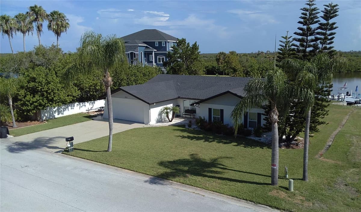 5717 SEABREEZE DRIVE — photo 2 of 41
