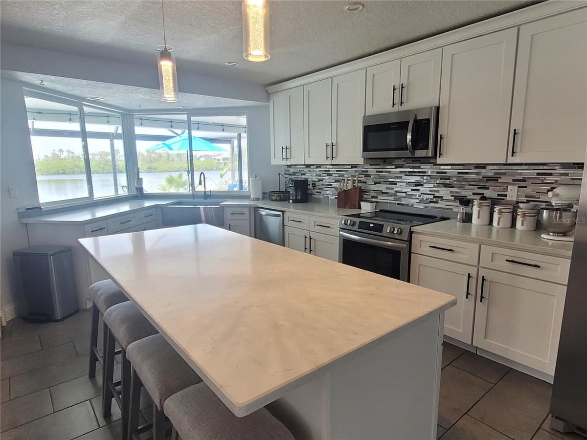 5717 SEABREEZE DRIVE — photo 9 of 41
