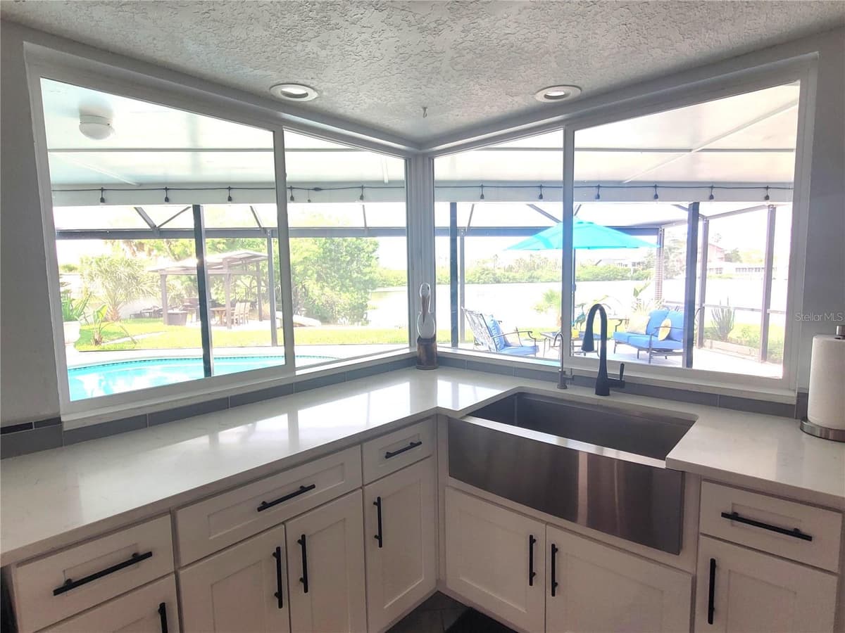 5717 SEABREEZE DRIVE — photo 8 of 41