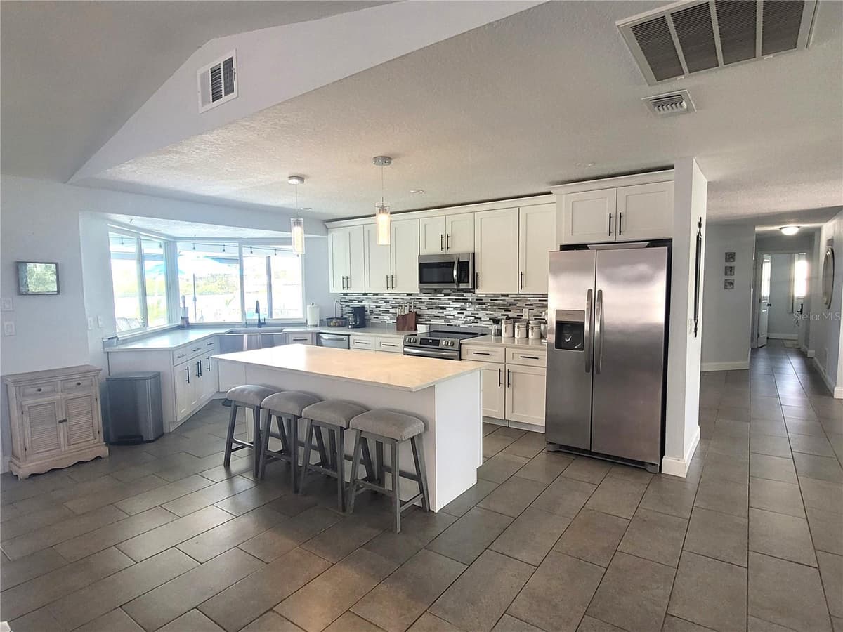 5717 SEABREEZE DRIVE — photo 10 of 41