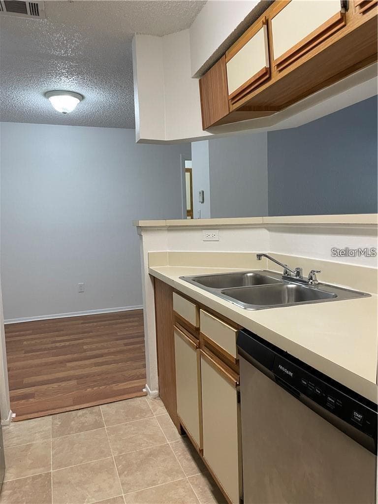 246 AFTON SQUARE — photo 7 of 37