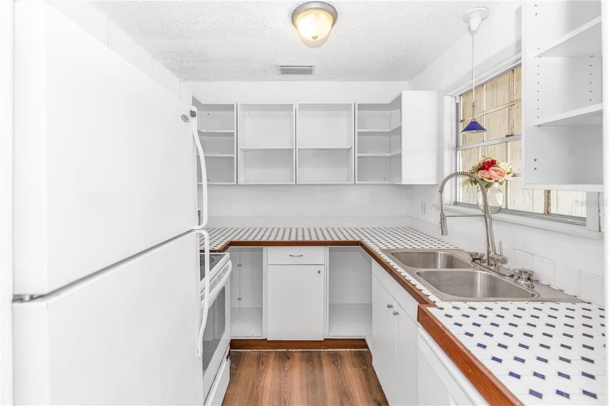 6165 ALDEN AVENUE — photo 7 of 19