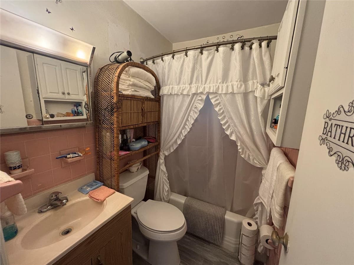 262 WALTER AVENUE — photo 11 of 23