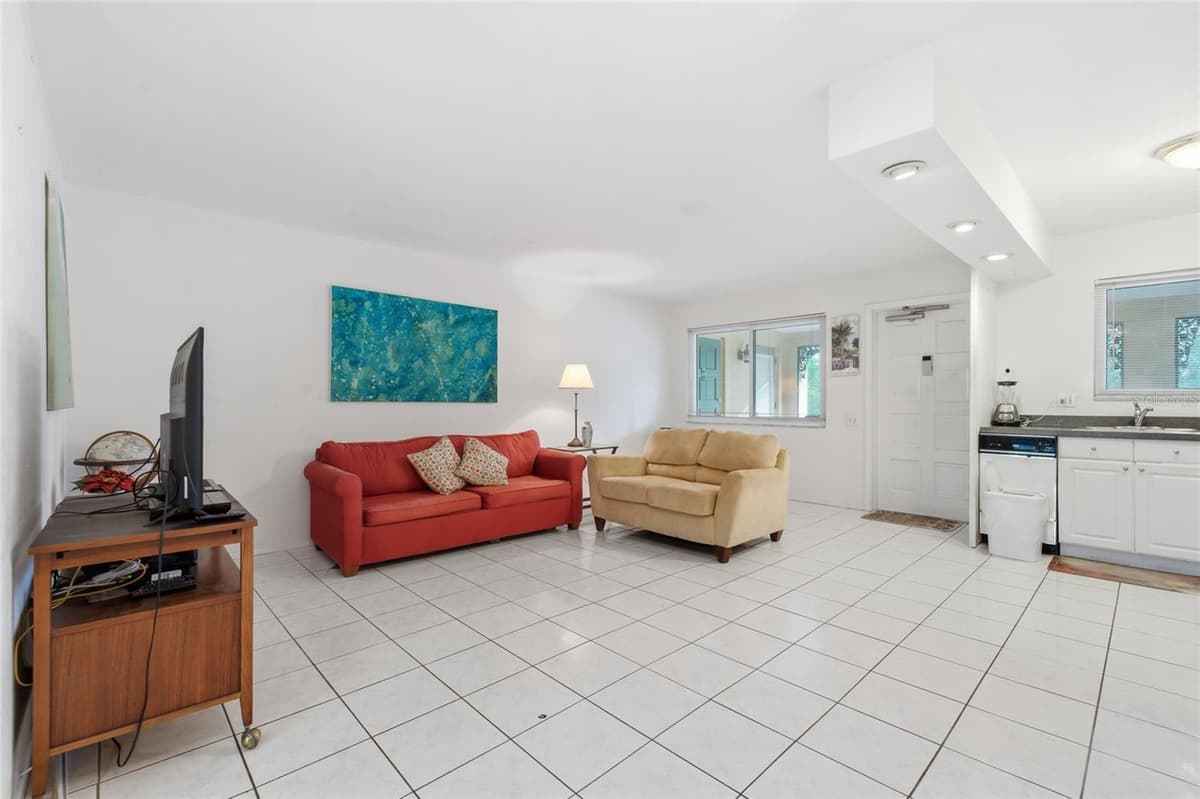 615 PALM AVENUE — photo 8 of 36
