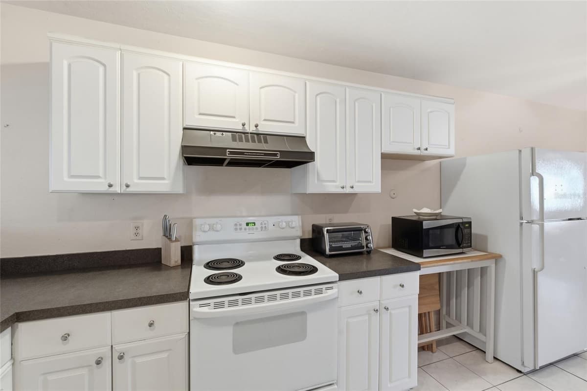 615 PALM AVENUE — photo 13 of 36