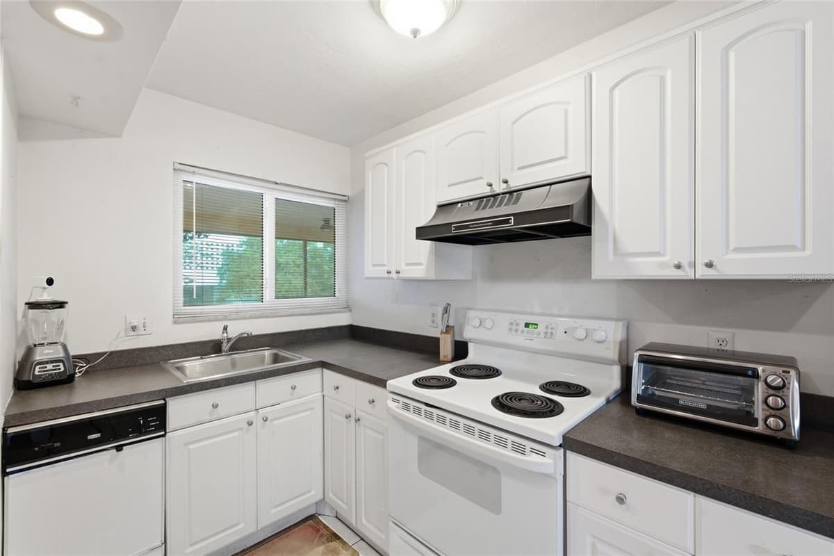 615 PALM AVENUE — photo 12 of 36