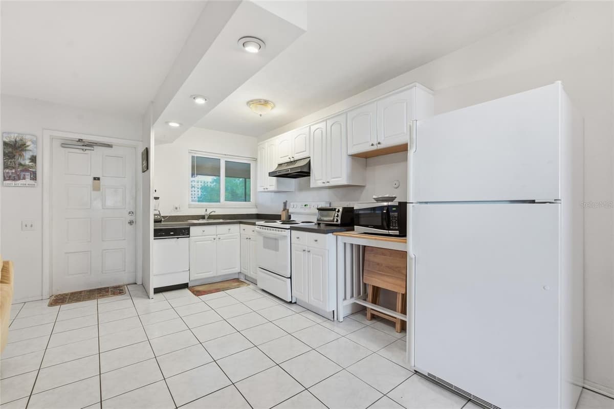615 PALM AVENUE — photo 15 of 36