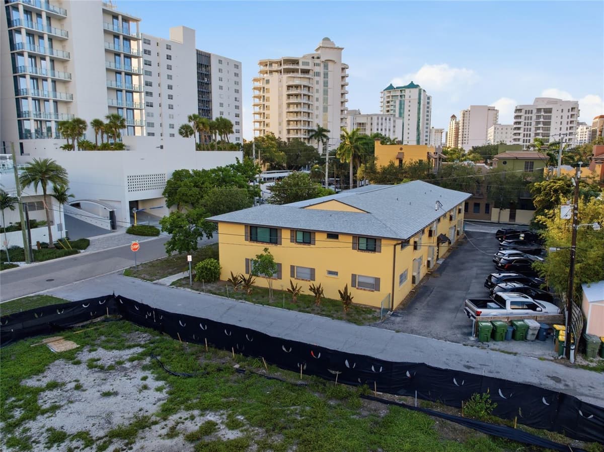 615 PALM AVENUE — photo 3 of 36