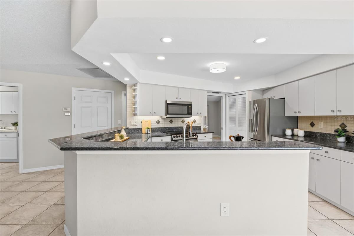 1318 VERMEER DRIVE — photo 20 of 86