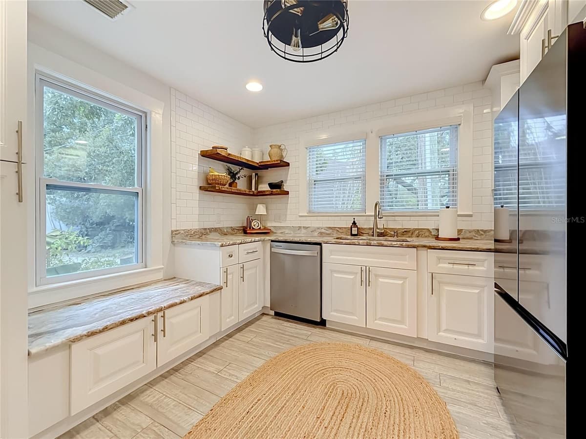 675 VINCENT STREET — photo 11 of 46