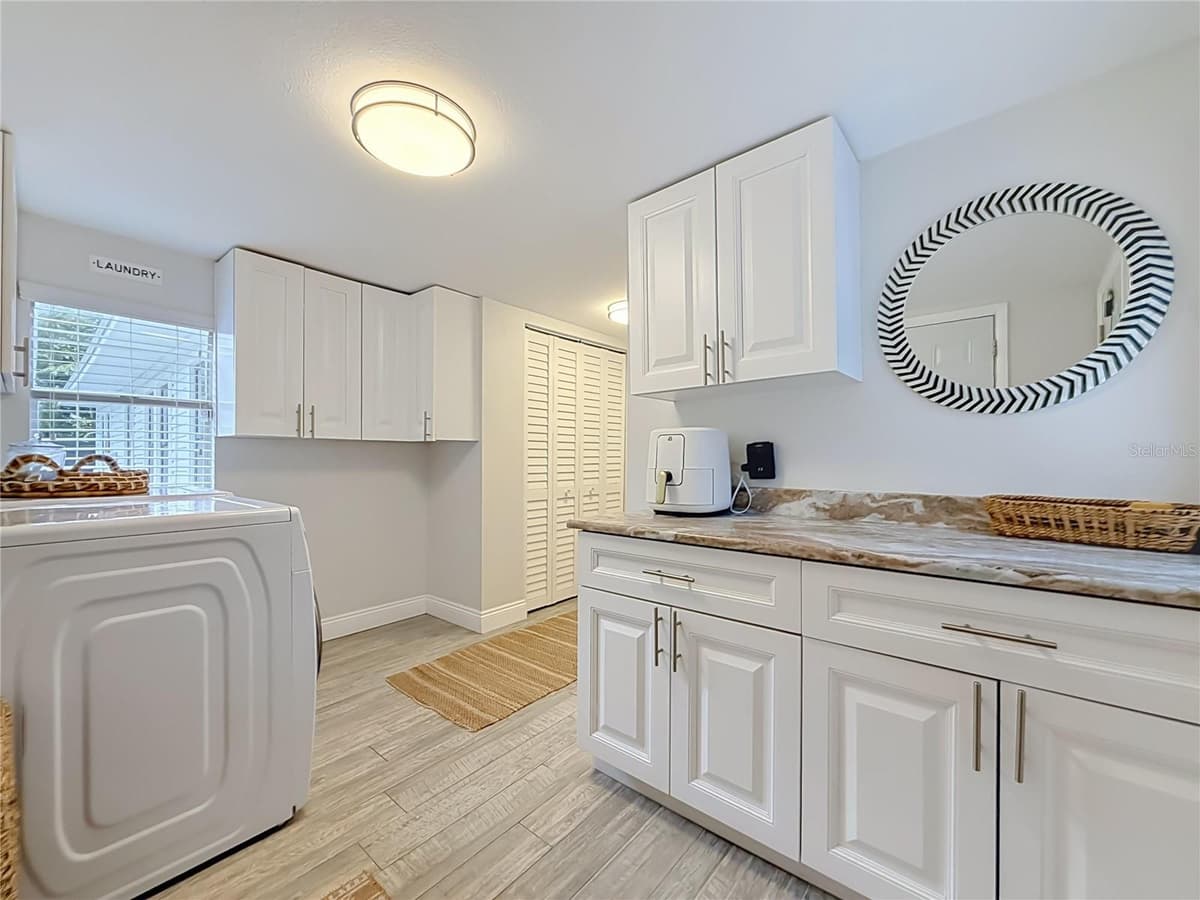 675 VINCENT STREET — photo 16 of 46