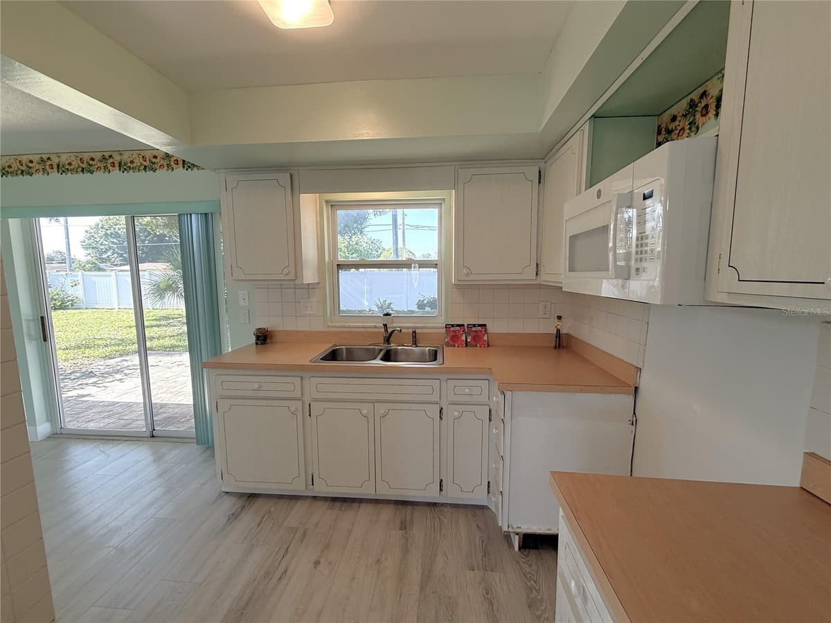 5420 PALM CREST COURT — photo 5 of 54