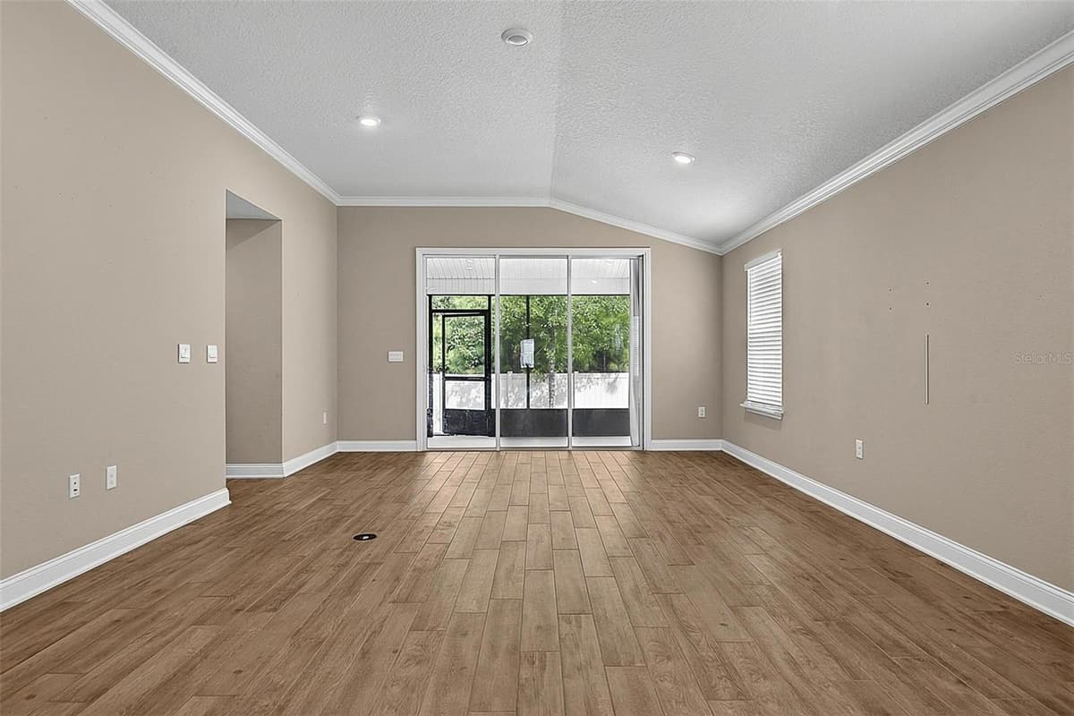 425 NARVAREZ AVENUE — photo 11 of 74