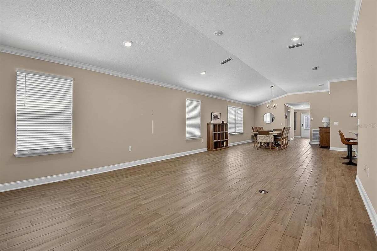 425 NARVAREZ AVENUE — photo 8 of 74