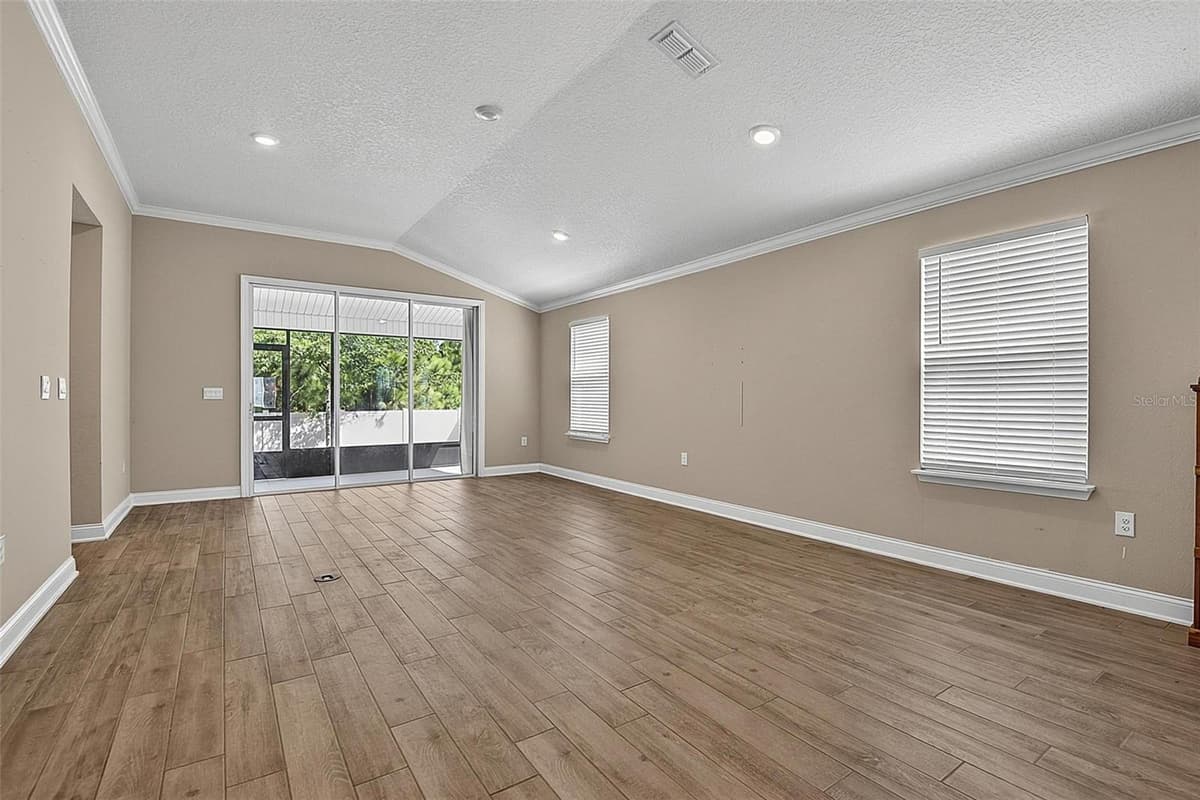 425 NARVAREZ AVENUE — photo 9 of 74
