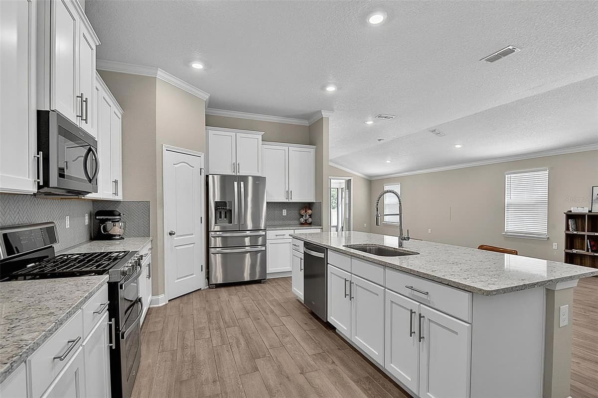 425 NARVAREZ AVENUE — photo 16 of 74