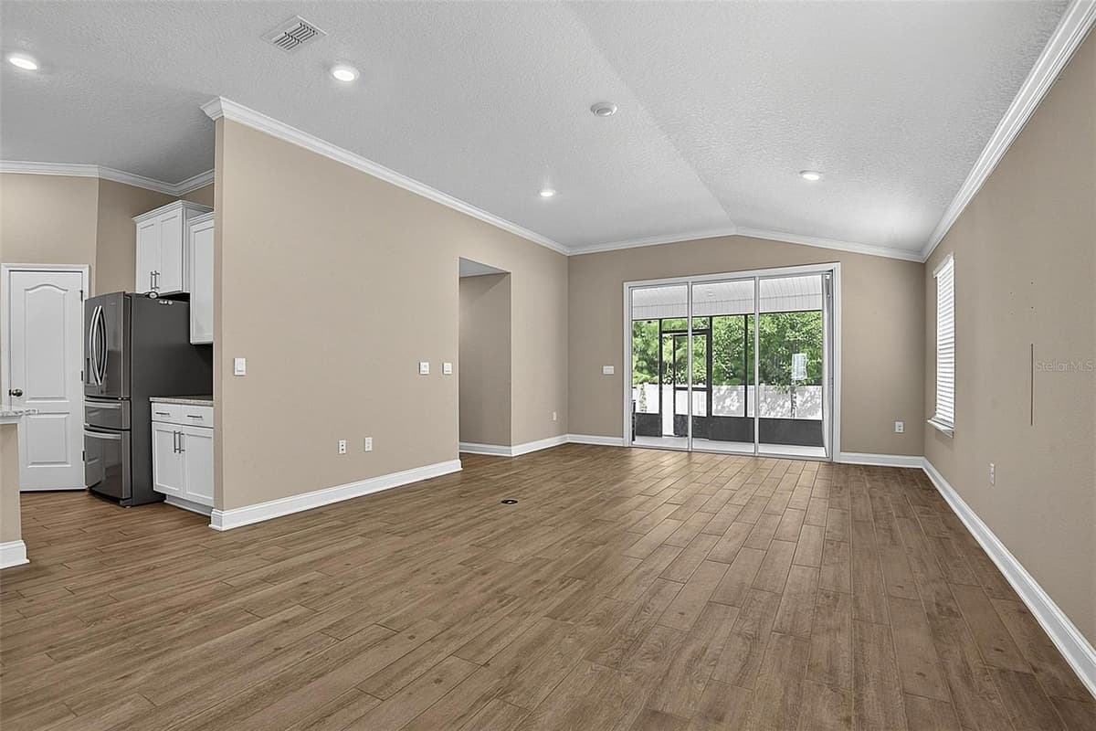 425 NARVAREZ AVENUE — photo 10 of 74