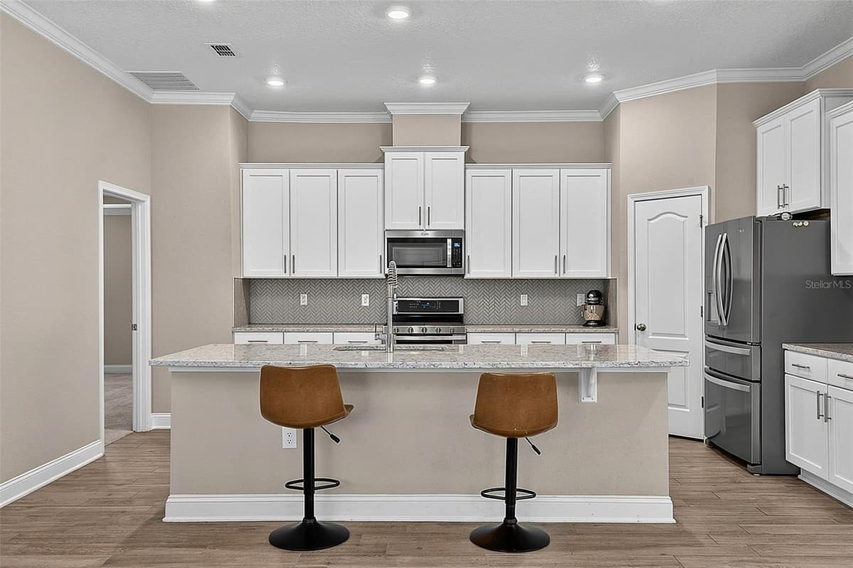 425 NARVAREZ AVENUE — photo 13 of 74
