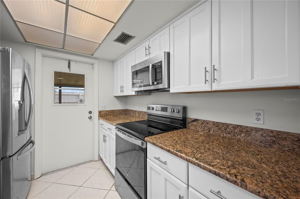 405 HAWTHORN CIRCLE — photo 9 of 25
