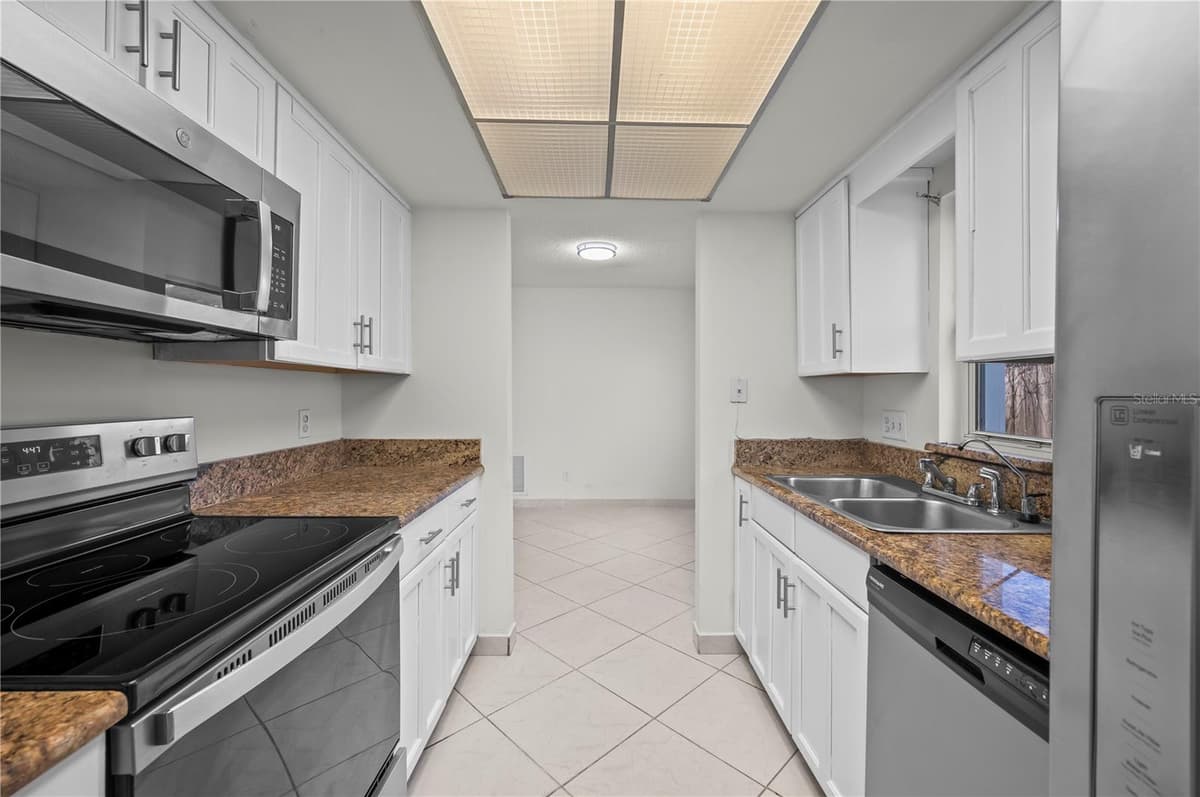 405 HAWTHORN CIRCLE — photo 7 of 25