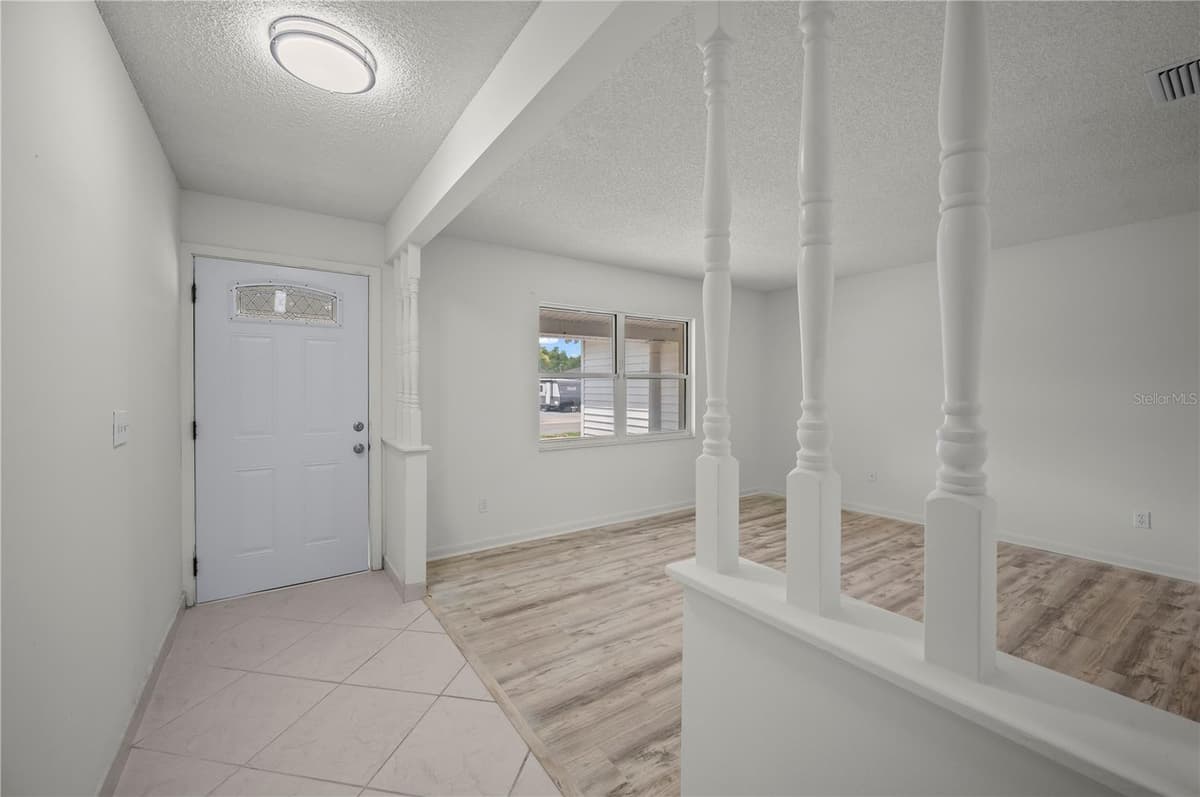 405 HAWTHORN CIRCLE — photo 3 of 25