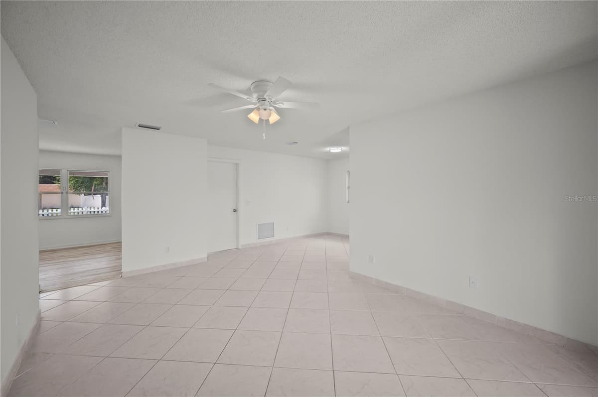 405 HAWTHORN CIRCLE — photo 4 of 25