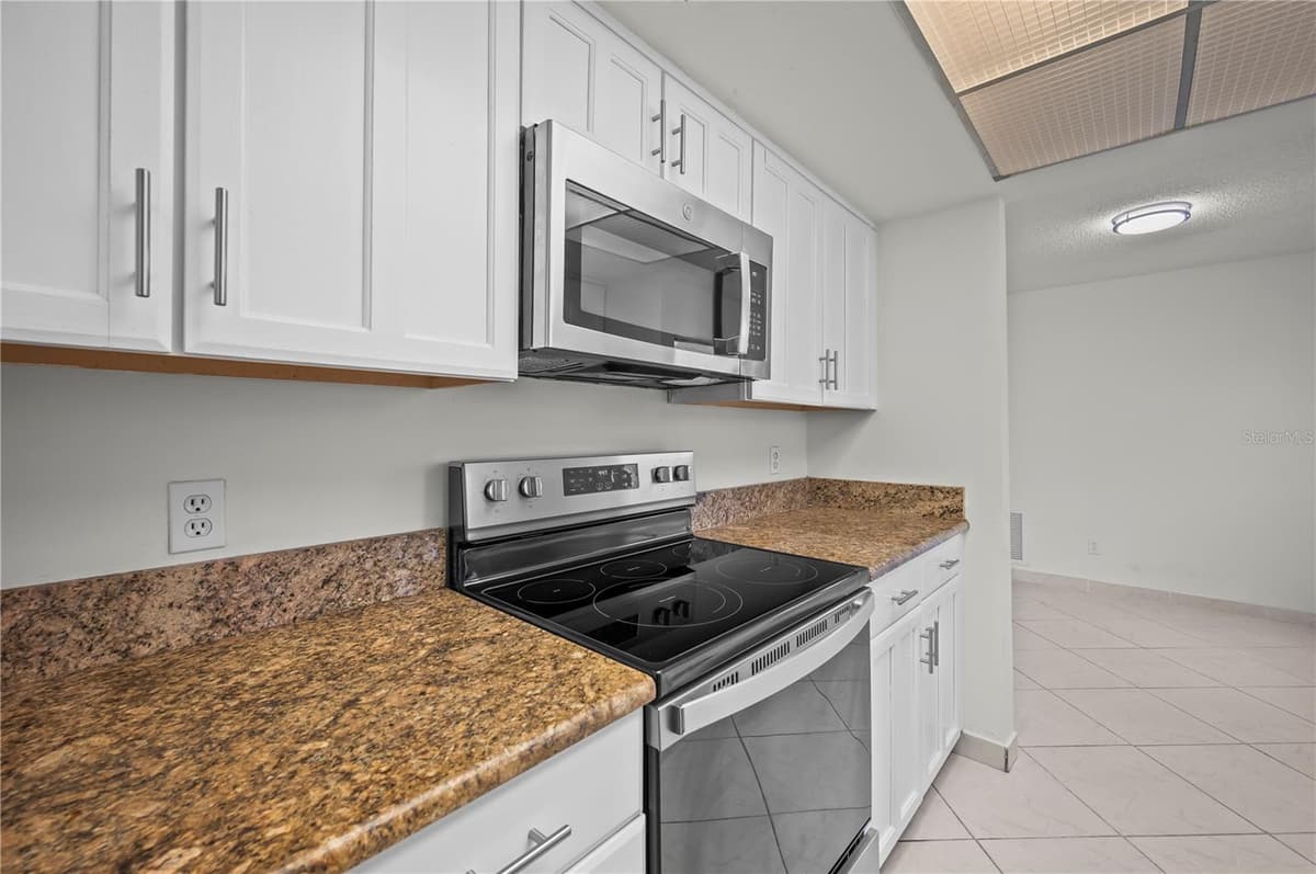 405 HAWTHORN CIRCLE — photo 11 of 25