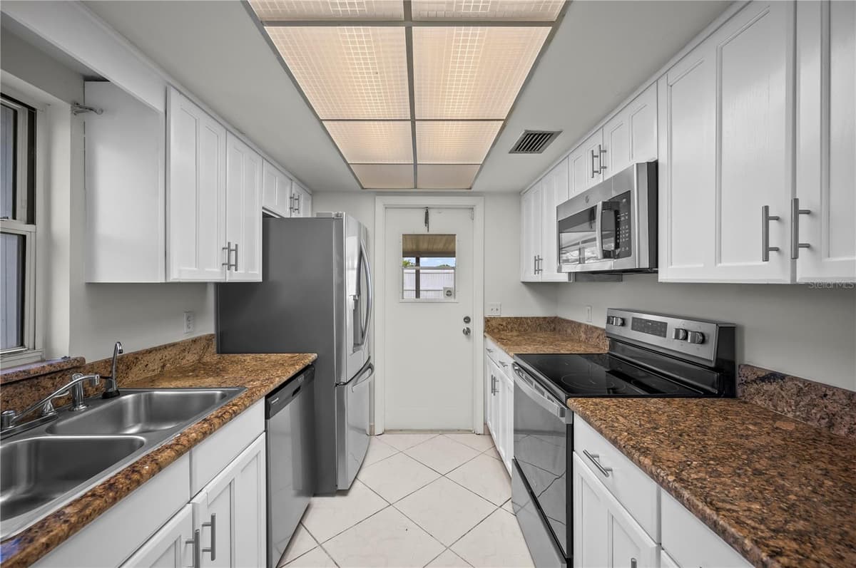 405 HAWTHORN CIRCLE — photo 8 of 25
