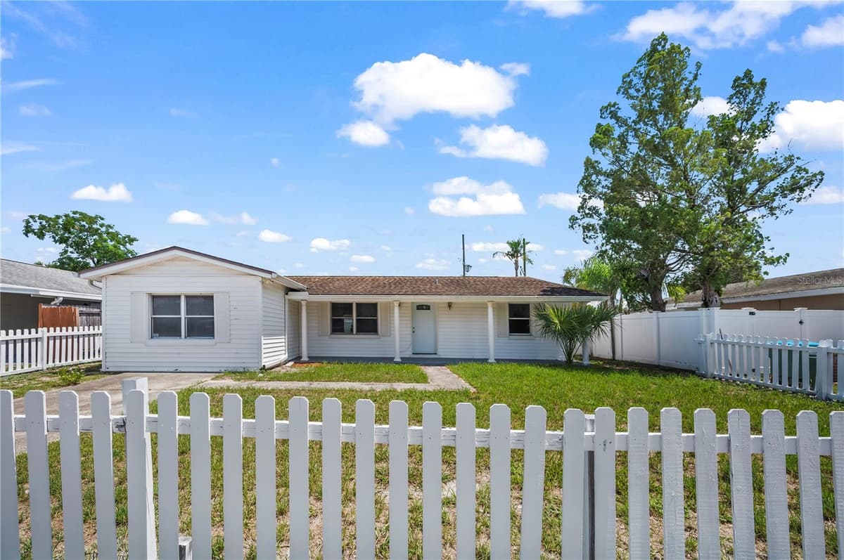 405 HAWTHORN CIRCLE — photo 1 of 25
