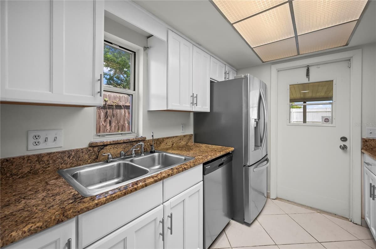 405 HAWTHORN CIRCLE — photo 10 of 25