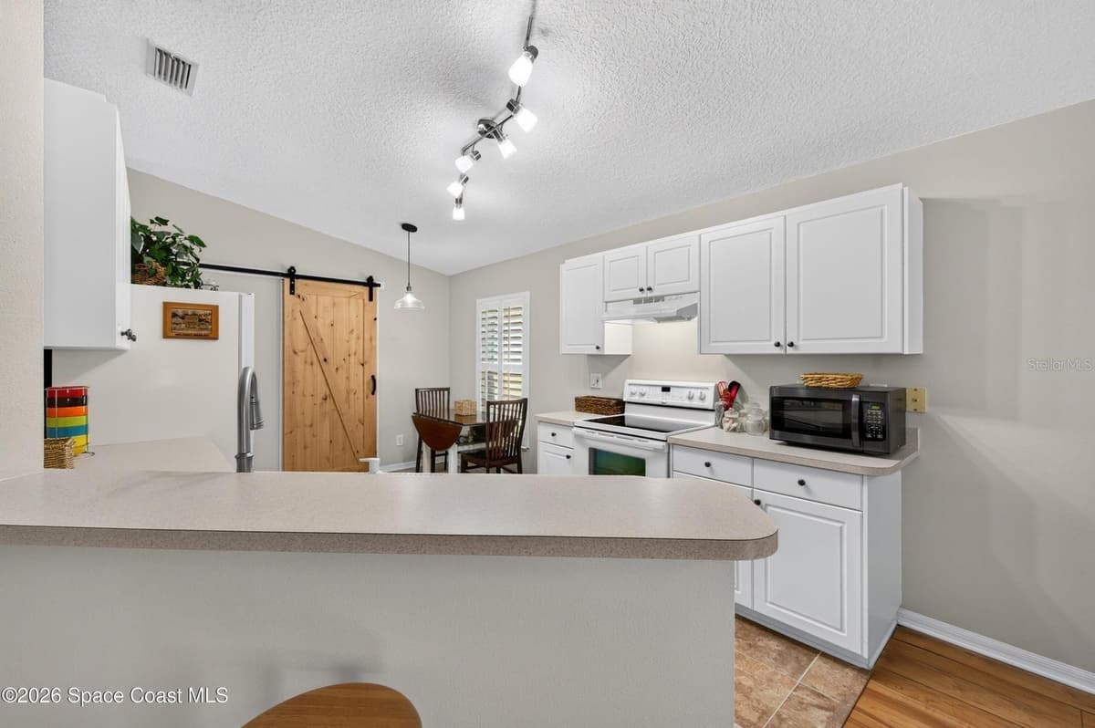 2336 DEERCROFT DRIVE — photo 4 of 55