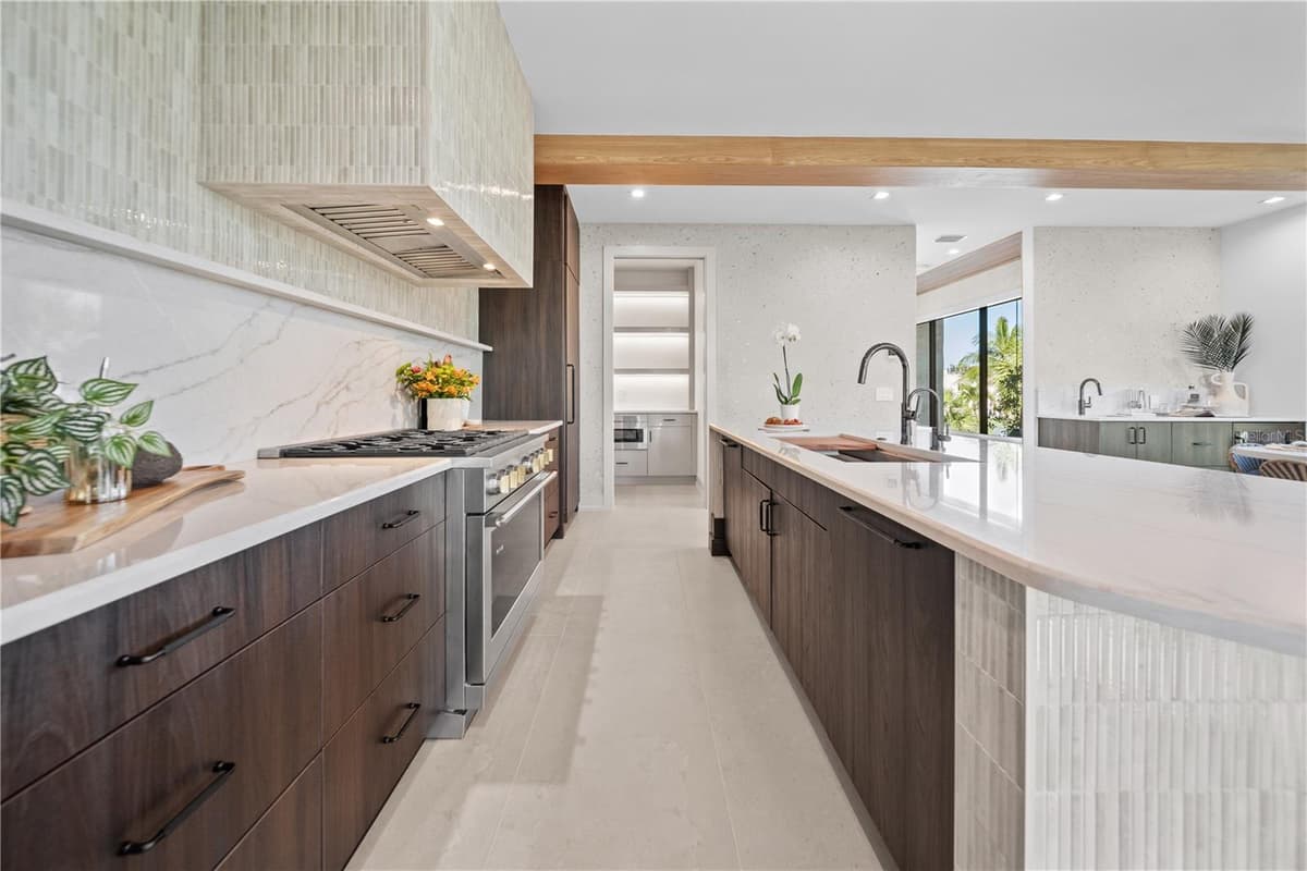 411 PALM AVENUE — photo 13 of 74