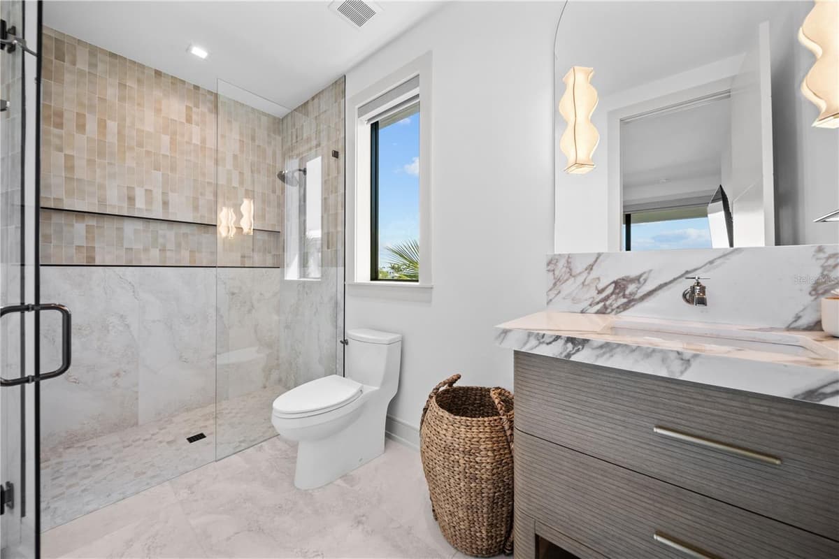 411 PALM AVENUE — photo 39 of 74