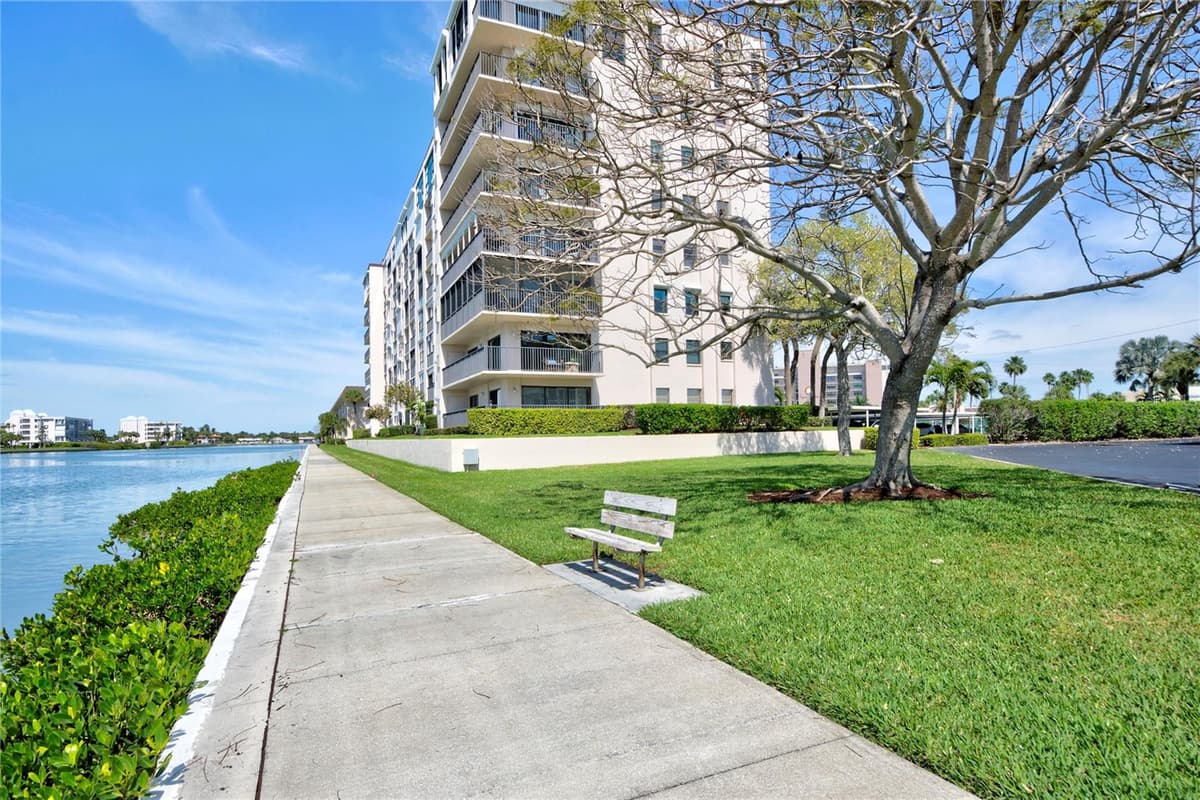 7600 SUN ISLAND DRIVE — photo 3 of 50