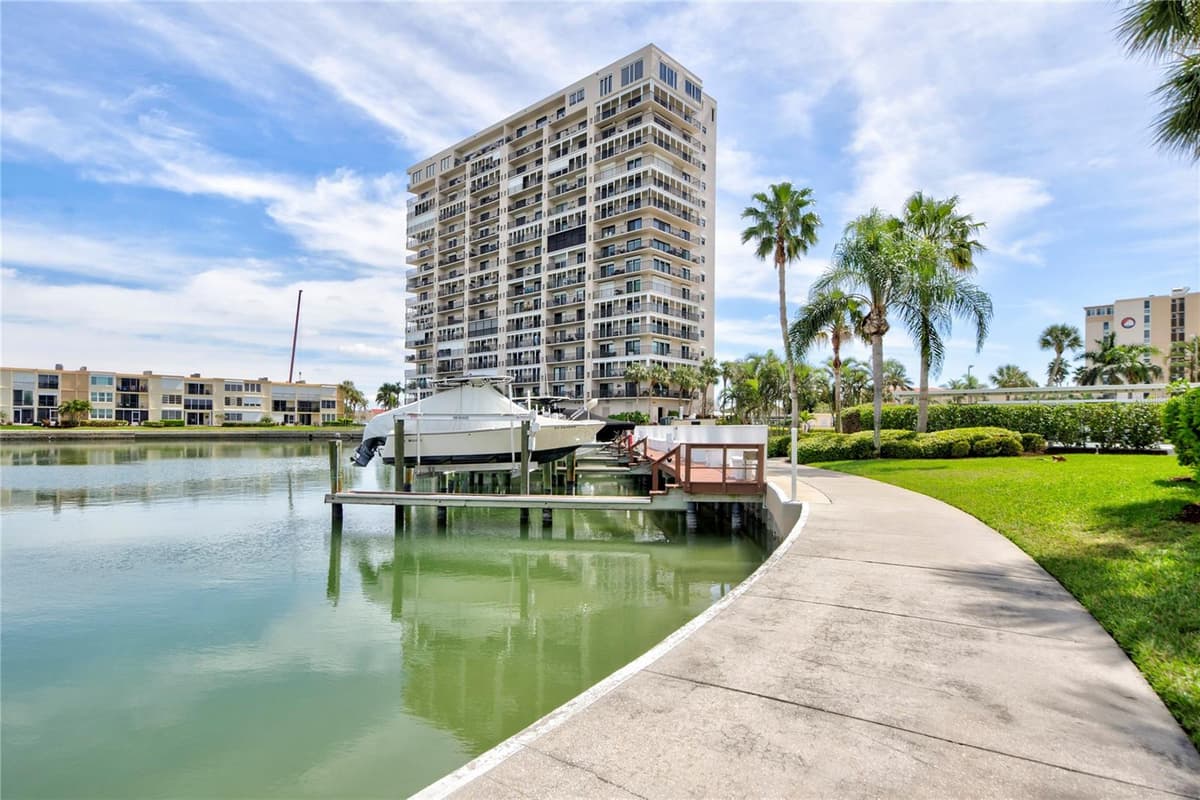 7600 SUN ISLAND DRIVE — photo 4 of 50